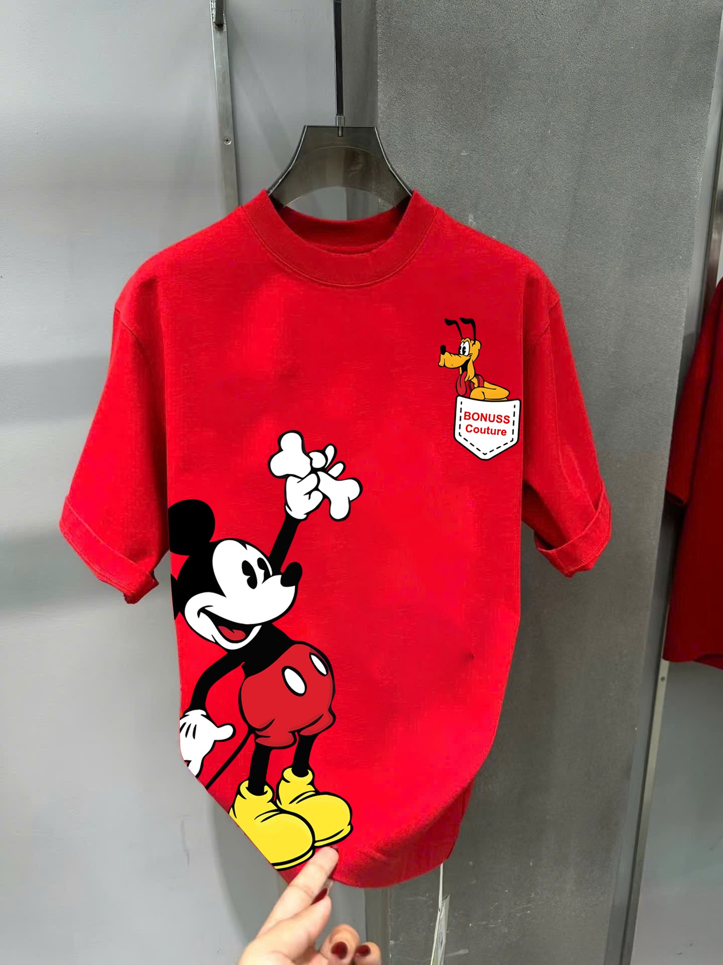 Mickey cam xuong T-shirt