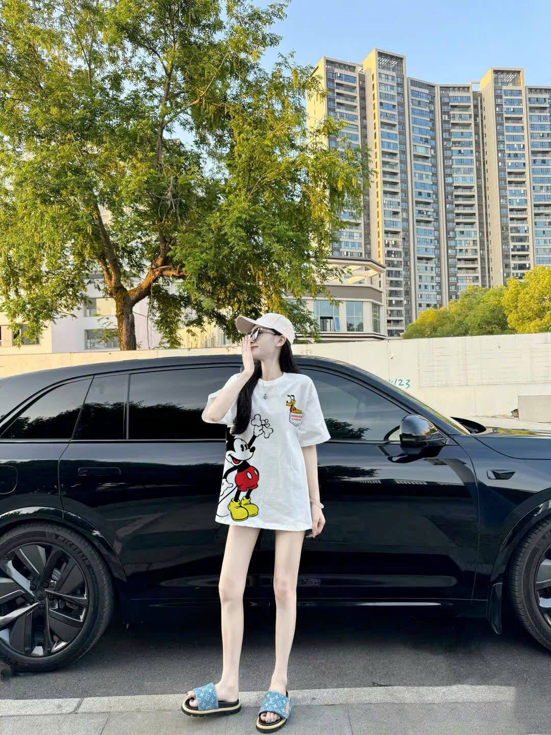 Mickey cam xuong T-shirt